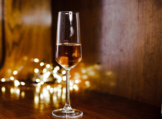 Copa de vino con fondo desenfocado y luces