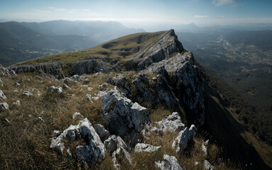 Montañas en la verde primavera