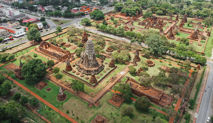 Obraz premium Aerial view of Ayutthaya temple, Wat Ratchaburana, empty during covid, in Phra Nakhon Si Ayutthaya, Historic City in Thailand