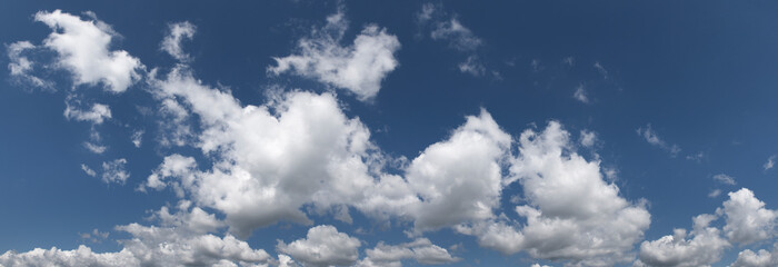Schönwetterwolken am sommerlichen Himmel aus der Froschperspektive