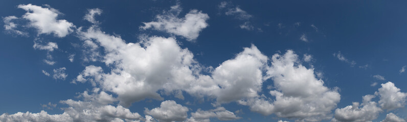 Schönwetterwolken reihen sich aneinander