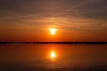 Fototapeta na wymiar Sonnenuntergang über Wasser