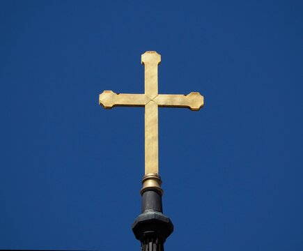 Erlöser - goldenes Kreuz leuchtet auf dem Kirchenturm