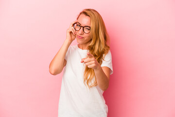 Caucasian blonde woman isolated on pink background pointing temple with finger, thinking, focused on a task.