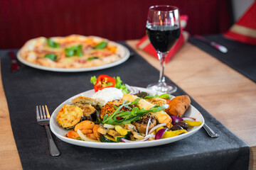 Mediteranisches Gericht und Rotwein