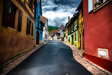 Magnifique rue dans le vignoble alsacien avec des maison à colombage de différentes couleurs