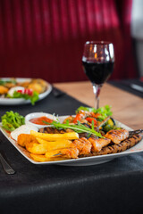 Mediteranisches Gericht und Rotwein