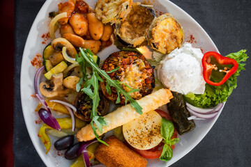 Mediteranisches Gericht und Rotwein