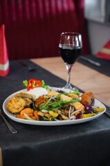 Mediteranisches Gericht und Rotwein