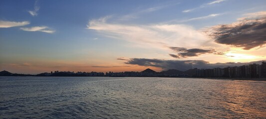 Mar com o ceu ao entardecer