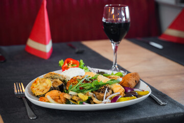 Mediteranisches Gericht und Rotwein