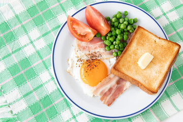 美味しい朝食（豆乳角形食パンと目玉焼きと野菜）