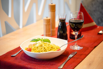 Pasta und Rotwein