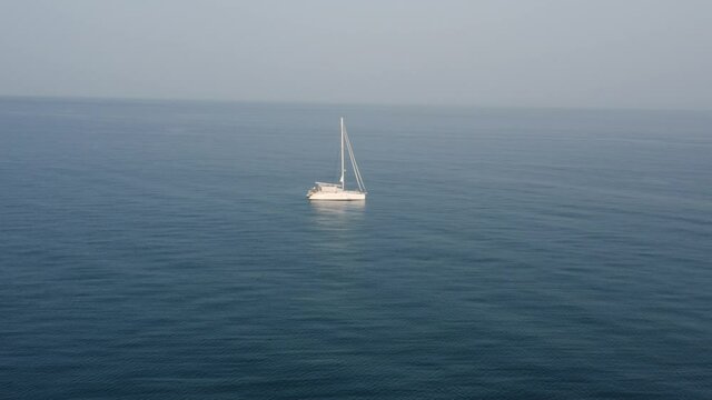 Catamarano ancorato in mare