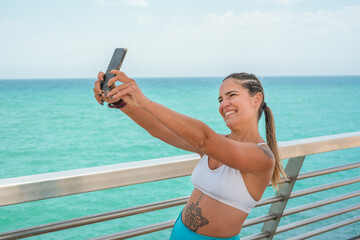 Chica deportista alegre haciéndose un selfie .