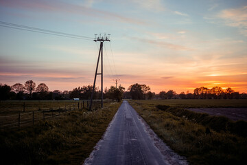 Landschaft Feldweg Strommast Sonnenuntergang