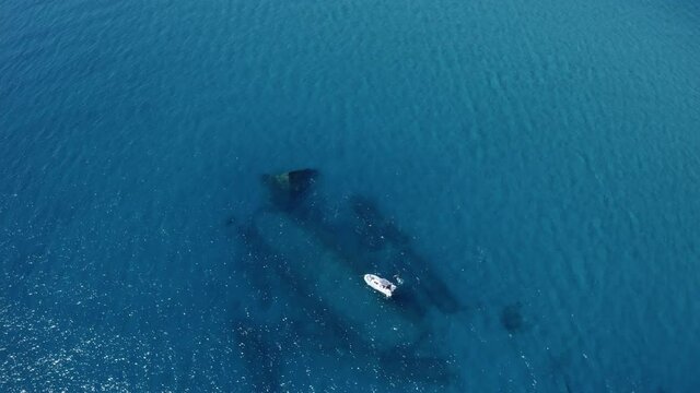 Mare con relitto mercantile 