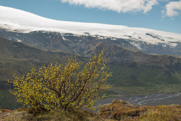 Wanderung durch Thorsmörk und Godaland im Süden von Island mit Blick auf die Schlucht mit dem Fluss Krossa. Im Hintergrund der Gletscher Myrdalsjökull auf der Caldera des Vulkans Katla.
