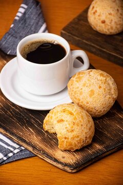 P&atilde;o de queijo com caf&eacute;