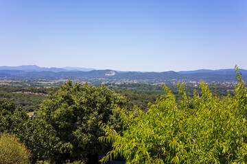 Obraz premium Paysage aux alentours de Vézénobres depuis les ruelles médiévales de la ville (Occitanie, France)