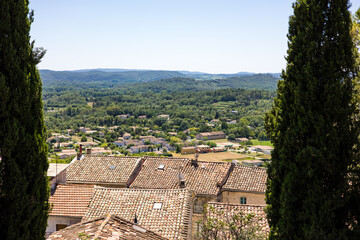 Fototapeta na wymiar Paysage aux alentours de Vézénobres depuis les ruelles médiévales de la ville (Occitanie, France)
