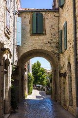 Ruelles médiévales de Vézénobres en été (Occitanie, France)