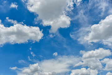 Fototapeta na wymiar Beautiful cumulus clouds against the blue daytime sky.