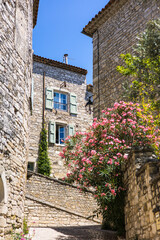 Ruelles médiévales de Vézénobres en été (Occitanie, France)