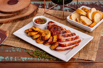 Pernil suíno com banana frita