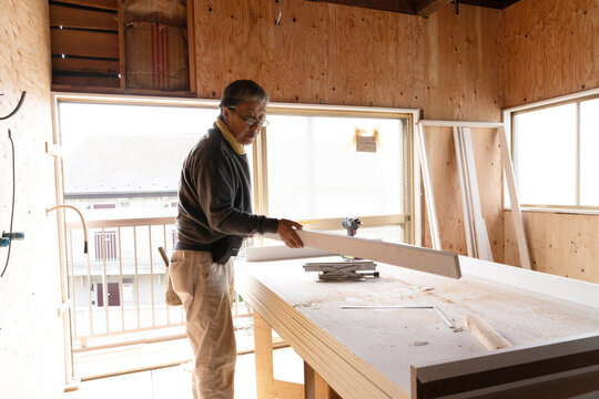 建築現場で働く大工