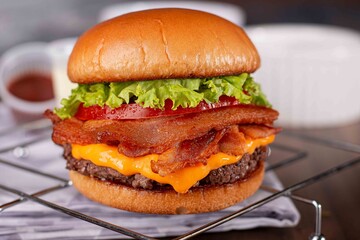 Hamburguer de bacon com cheddar