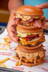 Hamburgueres empilhados burger