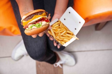 Hamburguer com batata frita