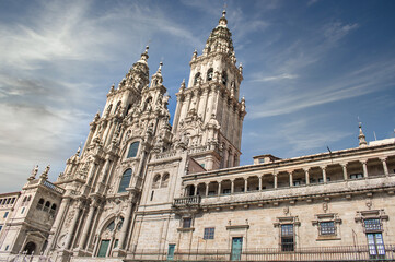 Campanarios y fachada barroca catedral católica de Santiago de Compostela, España