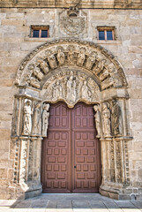 Portada del colegio de san Jerónimo en la plaza del Obradoiro en Santiago de Compostela, España