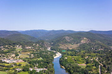 Fototapeta na wymiar Vue sur la vallée de Gardon et les Cévennes depuis le sommet de Rocher Saint-Julien, derrière la ville d’Anduze (Occitanie, France)
