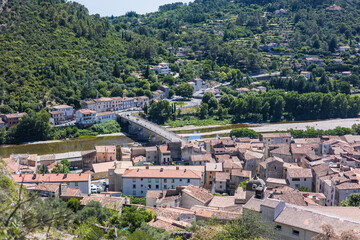 Vue sur les toits d’Anduze en été (Occitanie, France)