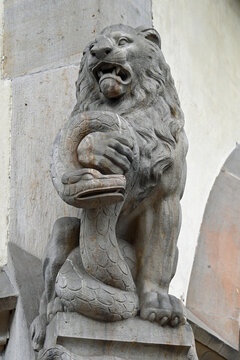 Löwenskulptur in der historischen Altstadt von Celle