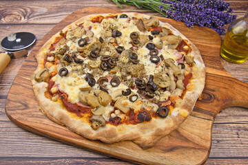 pizza au jambon et champignons sur une planche à découper