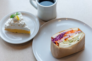 サンドイッチとケーキとコーヒー