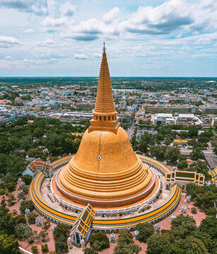 Wat Phra Pathom Chedi Ratchaworamahawihan or Wat Phra Pathommachedi Ratcha Wora Maha Wihan, in Nakhon Pathom, Thailand