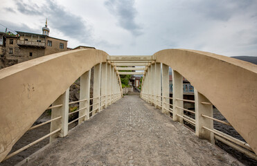 Obraz premium In the village of Akhty, the famous double-arch reinforced concrete bridge was built by Belgian and Italian engineers Giors and Debernardi in 1915.