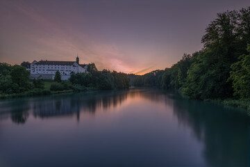 Fototapeta na wymiar Gebäude am Fluss im Sonnenuntergang