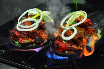carne al tandoori, pollo y pavo estilo indio tandoori con especias