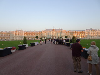 Obraz premium Catherine Palace St Petersburg outside at sunset with people