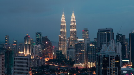 Naklejka premium Timelapse of night changing evening in Kuala Lumpur, Malaysia