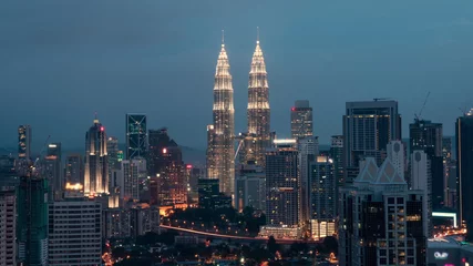 Möbelaufkleber Zeitraffer des nächtlichen wechselnden Abends in Kuala Lumpur, Malaysia © danr13