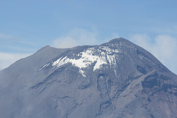 Fototapeta na wymiar A mesmerizing view of the Popocatepetl volcano in Mexico
