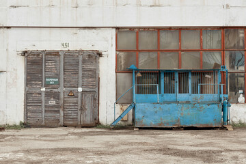 Old garage doors for freight transport in an industrial building