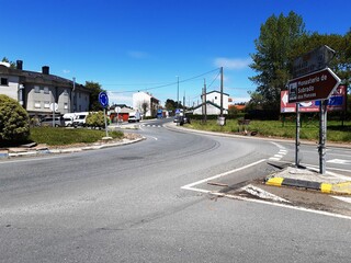 Fototapeta na wymiar Cruce de la carretera entre Sobrado dos Monxes y Teixeiro en Galicia